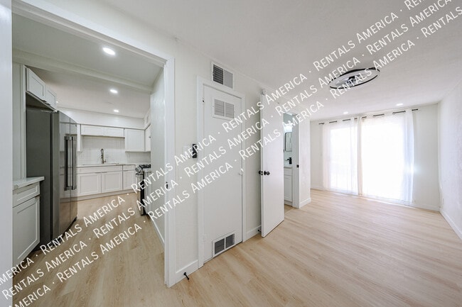 Building Photo - 2047 E Virginia Ave