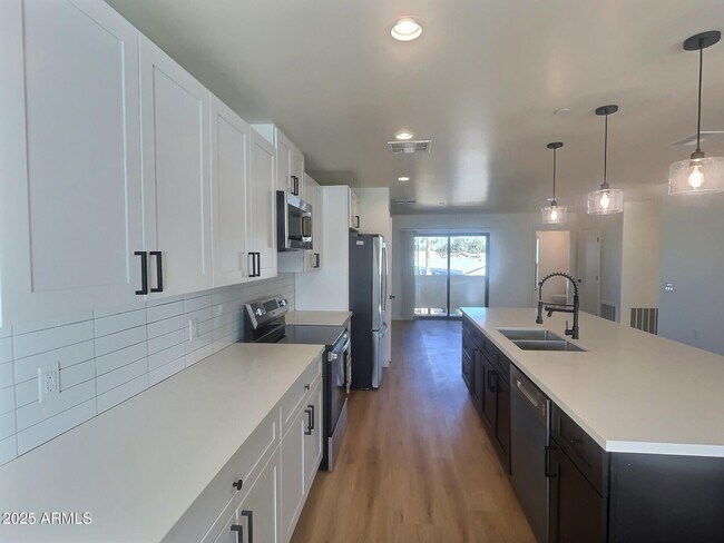 Building Photo - 2502 E Paradise Ln