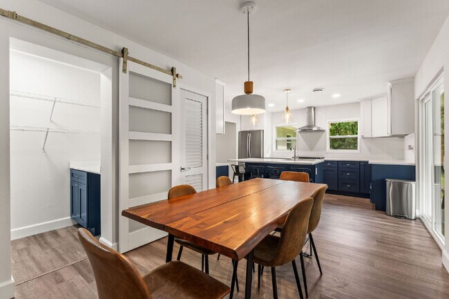 Building Photo - Charming 4-Bed with 2 Full Baths and Large...