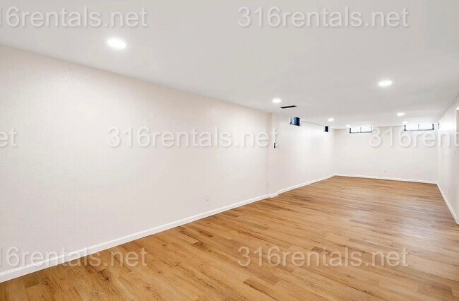Building Photo - $1795 - 4 bed 2 bath - Single Family Home
