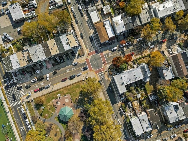 Building Photo - 382 Webster Ave