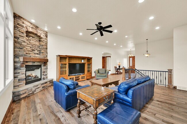 Building Photo - 3573 N Elkview Dr