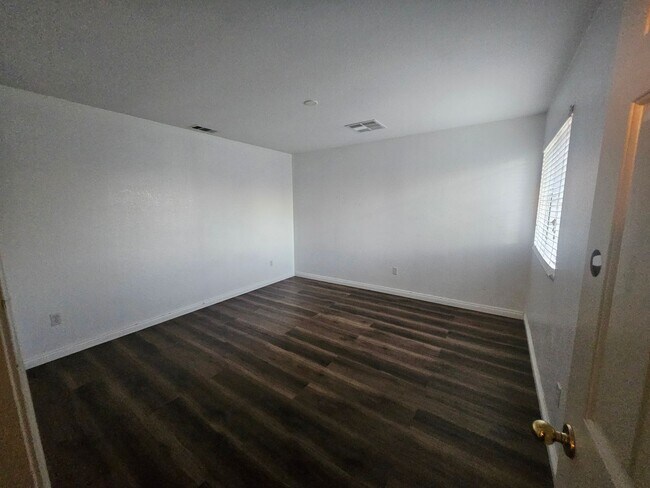 Building Photo - Spacious South Corona Home!