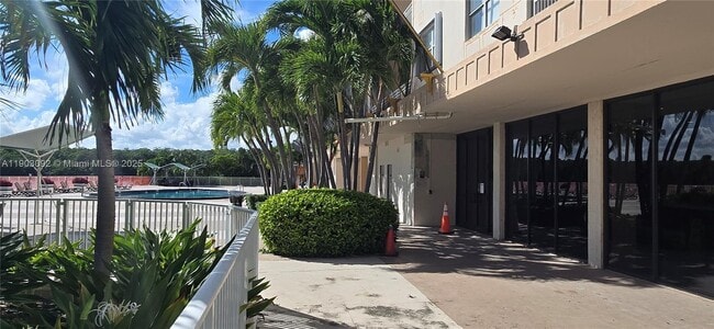 Building Photo - 400 Kings Point Dr