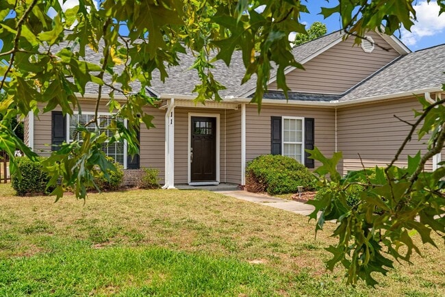 Building Photo - 3 Bed 2 Bath Convenient to Fayetteville and Raleigh