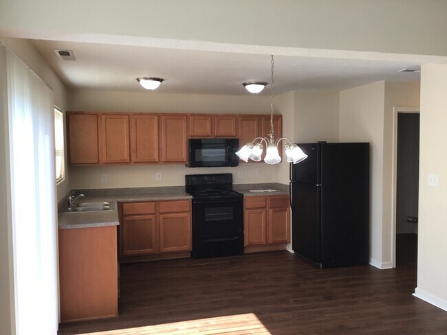Building Photo - 4 bed 2.5 in Greenwood with HUGE fenced in...