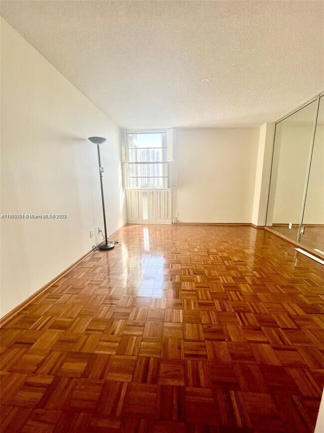 Building Photo - 3101 N Country Club Dr