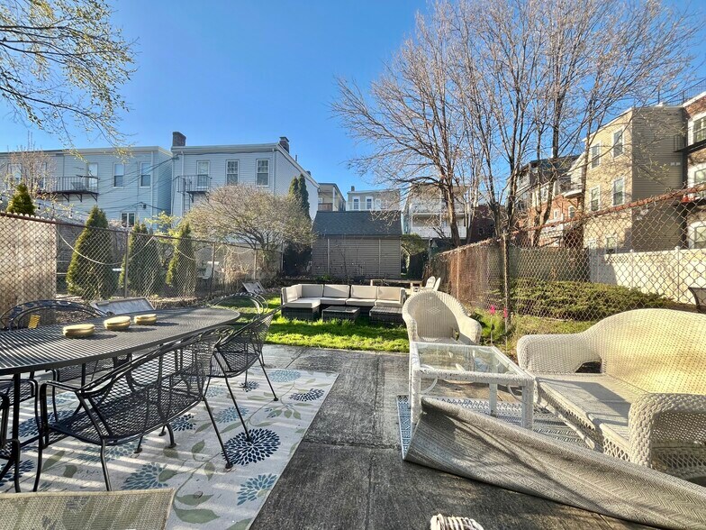 Building Photo - 716 E 6th St