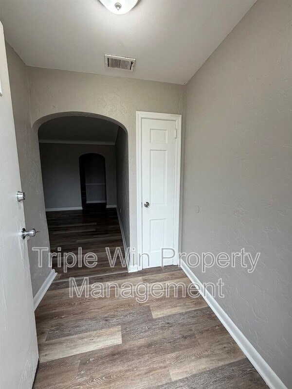 Building Photo - 520 Hentschel Pl