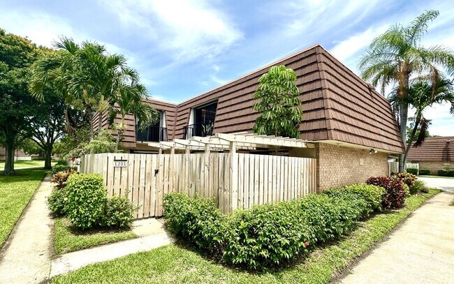 Building Photo - 2BR/2.5BA Townhome in the Heart of Palm Beach Gardens