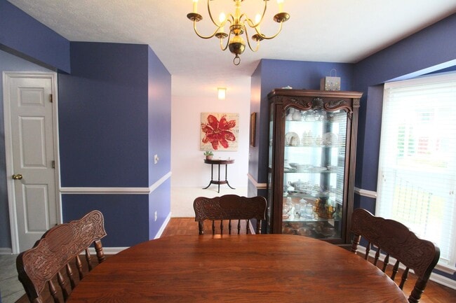 Building Photo - Charming 3-Bedroom Townhome for Rent with ...
