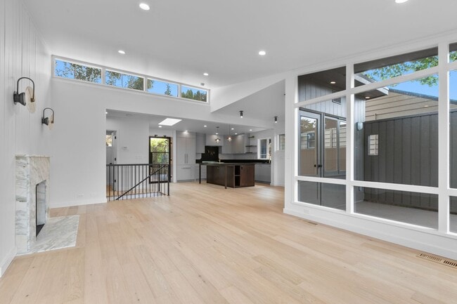 Building Photo - 3bd/2.5ba Seattle House