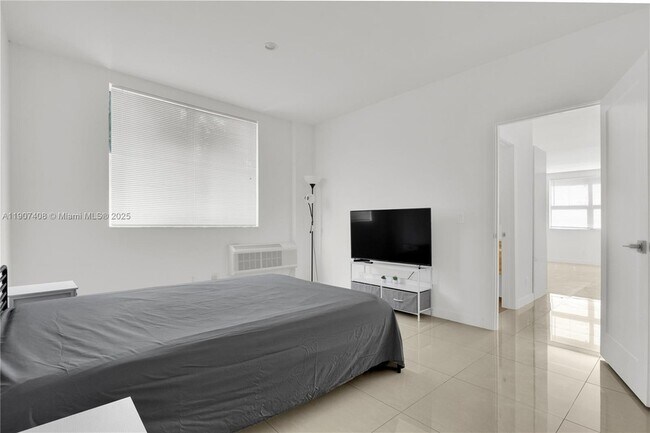 Building Photo - 924 Marseille Dr