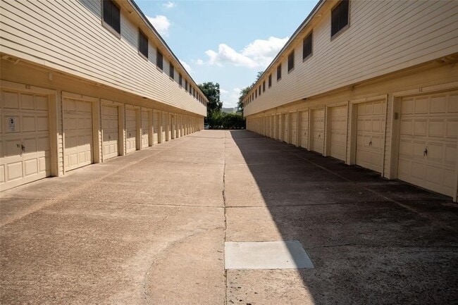 Building Photo - 2425 Holly Hall St