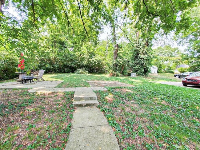 Building Photo - Pet Friendly Two Bedroom!