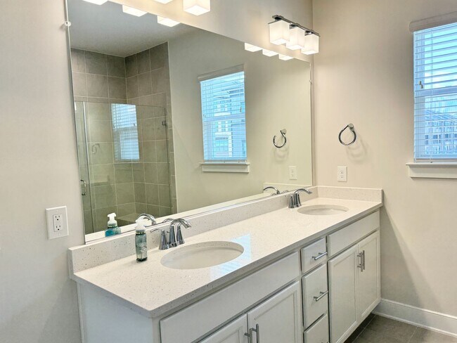 Building Photo - POTOMAC SHORES - BEAUTIFUL VIEWS! (interne...