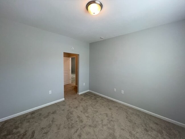 Building Photo - MOVE IN READY! Amazing end-unit townhome