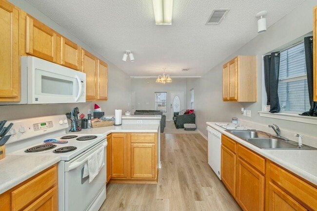 Building Photo - 3 Bedroom in Navarre!!