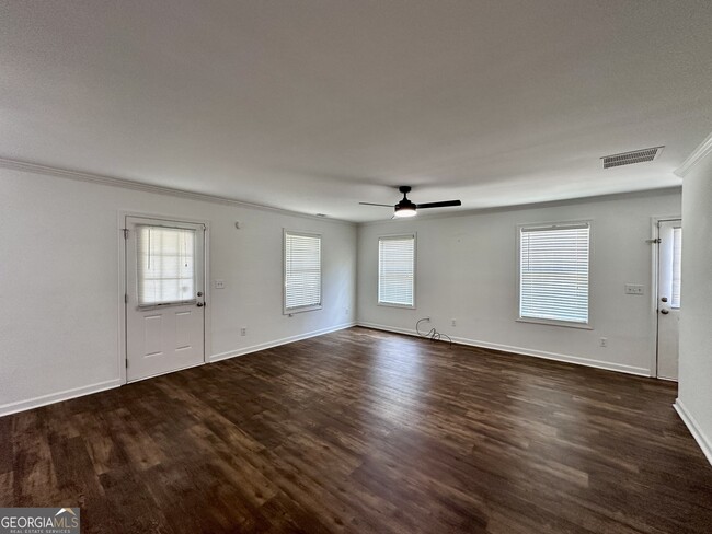 Building Photo - 728 Skyview Dr NE