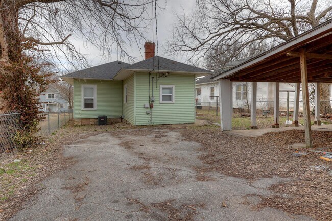 Building Photo - 310 N Jackson Ave
