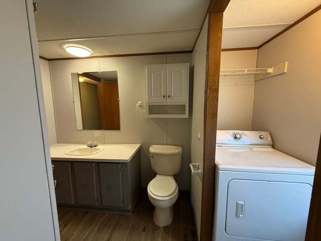 Building Photo - Move-In Ready 3 Bed, 2 Bath Home in Newton...