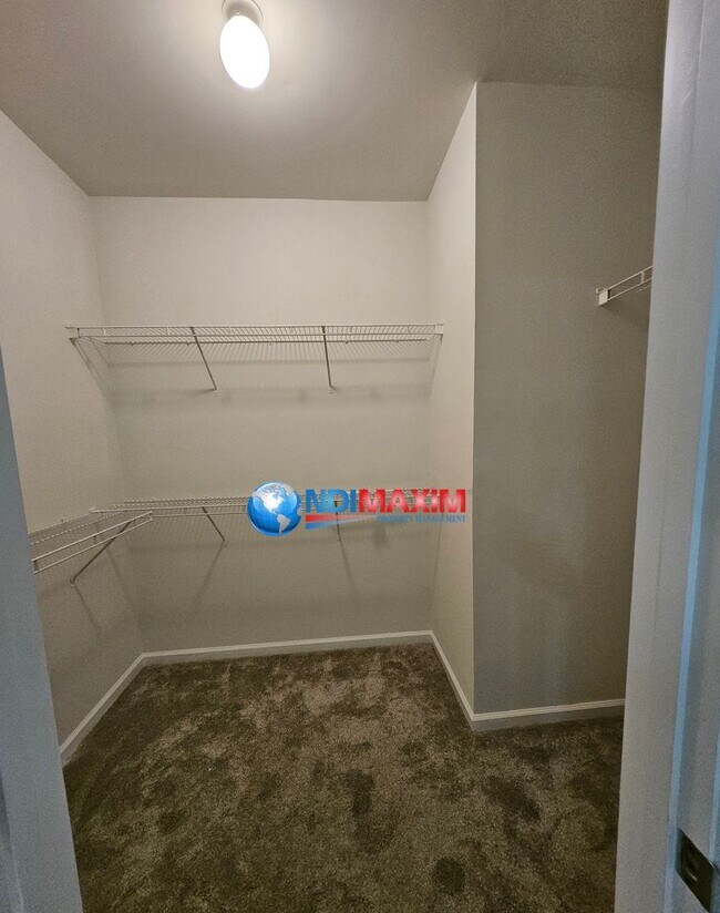 Building Photo - Spacious, open floor plan home in a very c...