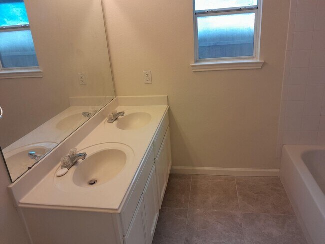 Building Photo - 1919 Doliver Cir