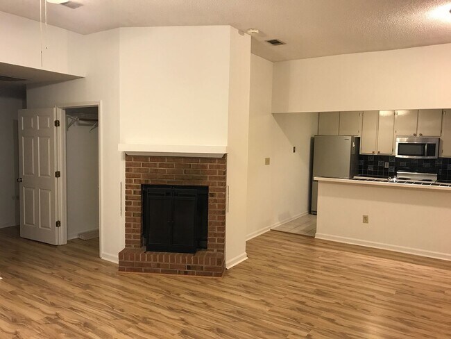 Building Photo - 135 Greenwood Ln