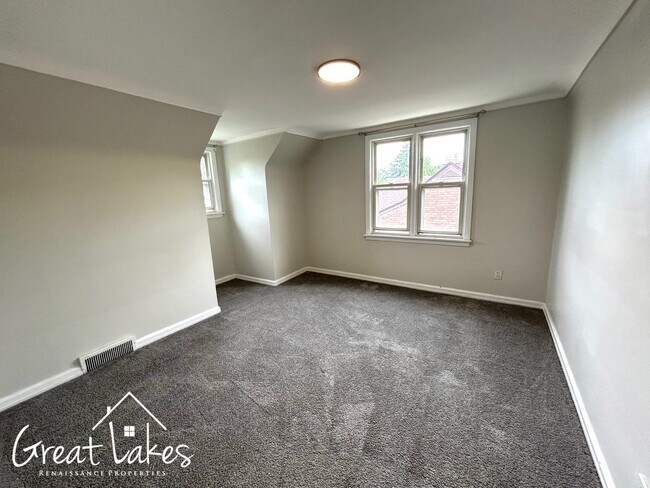 Building Photo - 5233 Farmbrook St