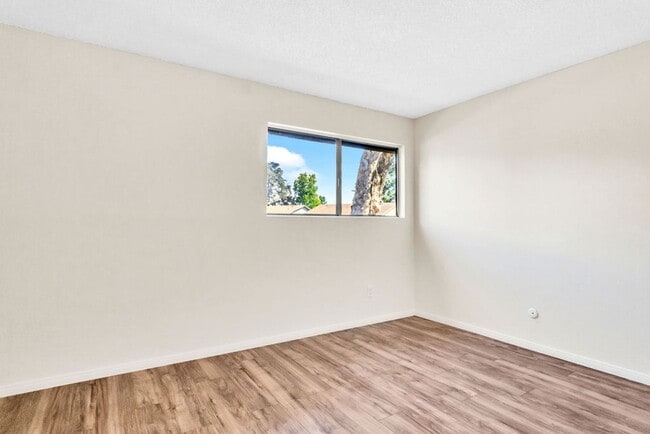 Building Photo - Great three bedroom townhome in UTC!  Avai...