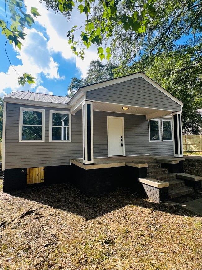 Building Photo - Stunning 3/2 Available December 1st!