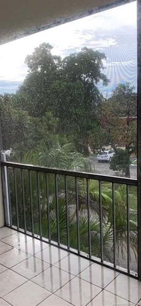 Building Photo - 4176 Inverrary Dr