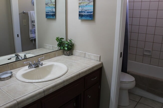 Building Photo - Cute Condo North Bakersfield