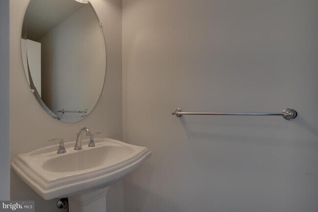 Building Photo - 5102 Oakmoore Dr