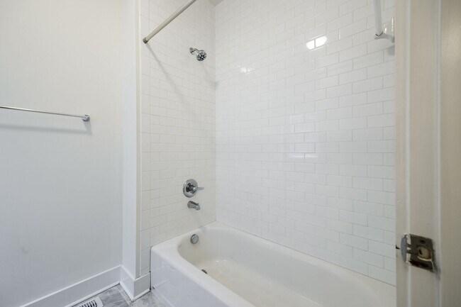 Building Photo - 408 N Robinson St