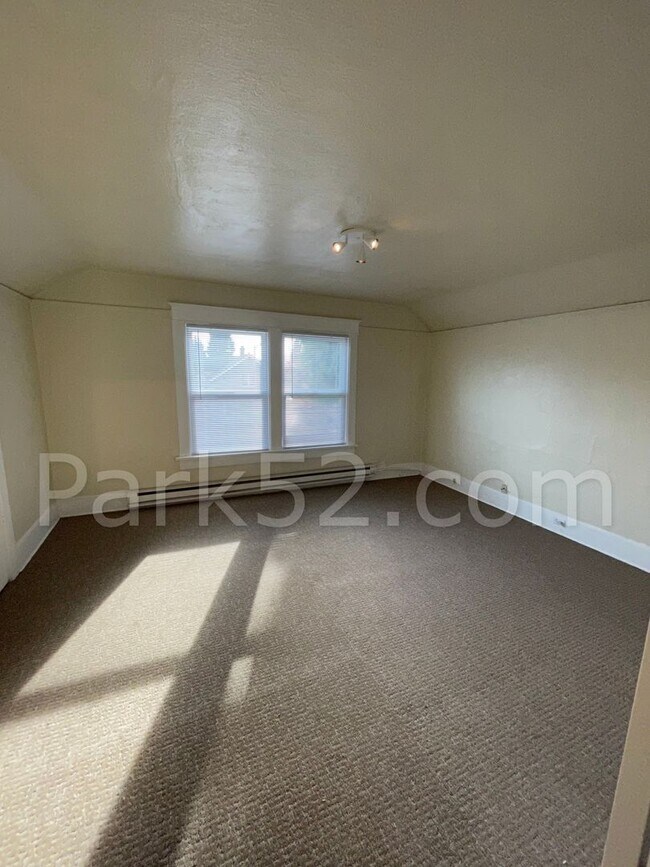 Building Photo - 2 Bedroom Tacoma Duplex