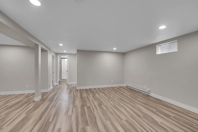 Building Photo - $3,195.00, 5 bed, 2 bath located in Denver