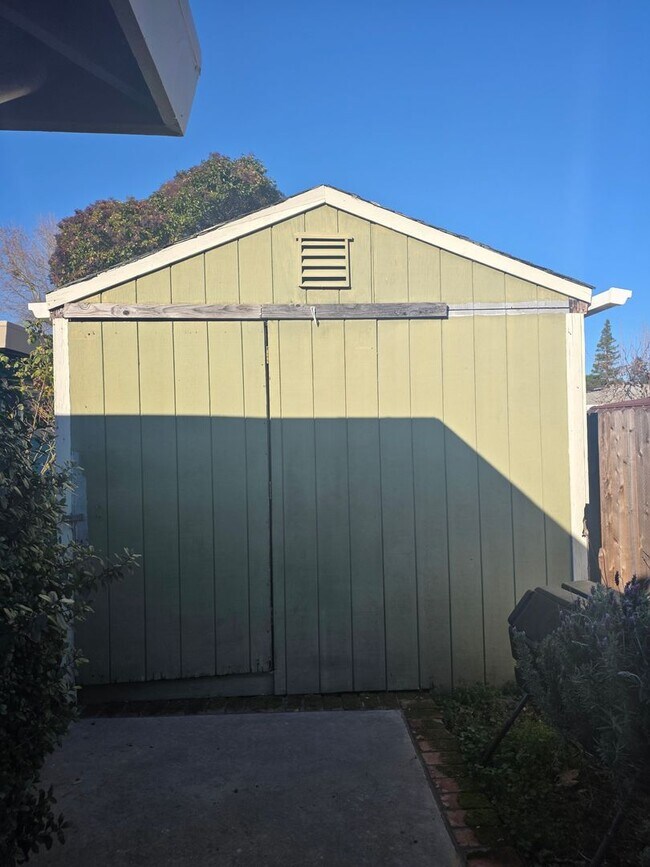 Building Photo - West Side Petaluma Gem- Beautiful 3 bedroom 2 bathroom