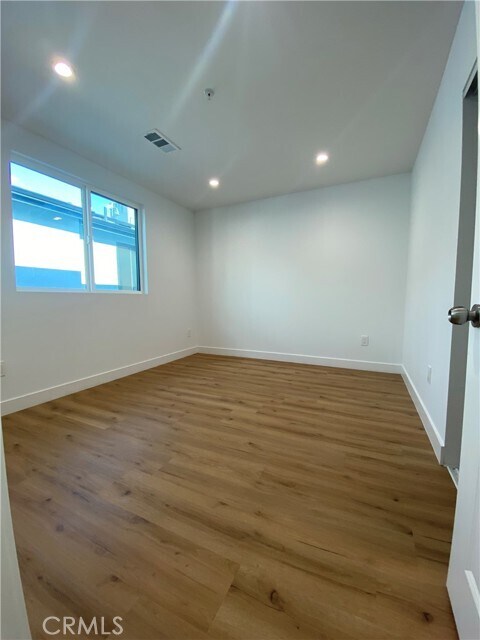 Building Photo - 10424 Graham Ave