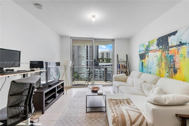 Building Photo - 1010 SW 2nd Ave