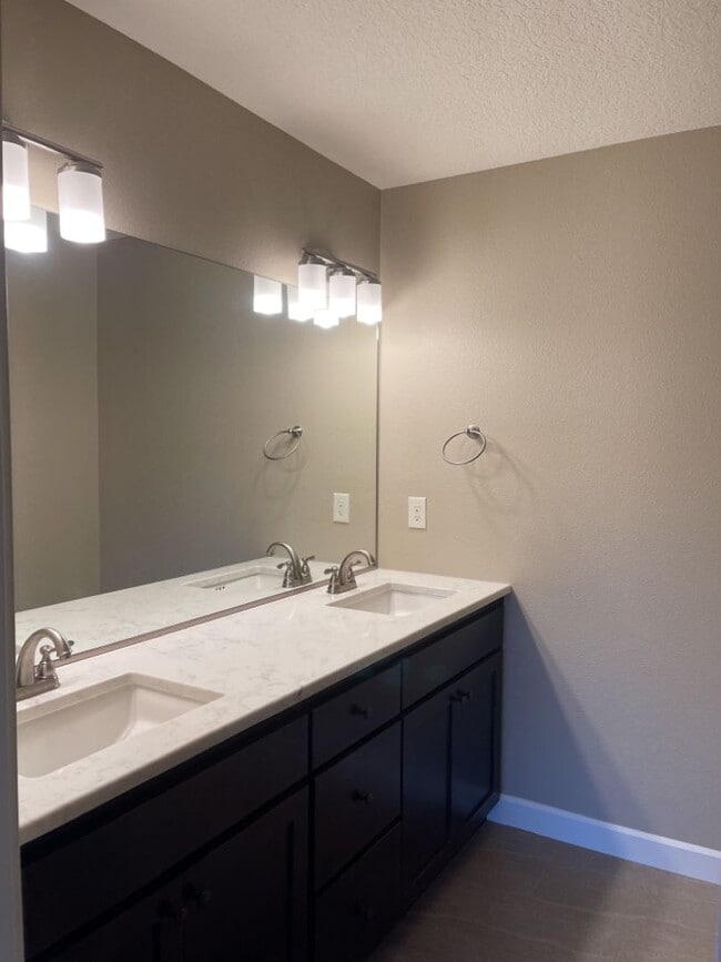Building Photo - Beautiful Townhome in Camas!