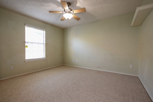 Building Photo - Charming 3 bedroom home with cozy fireplac...