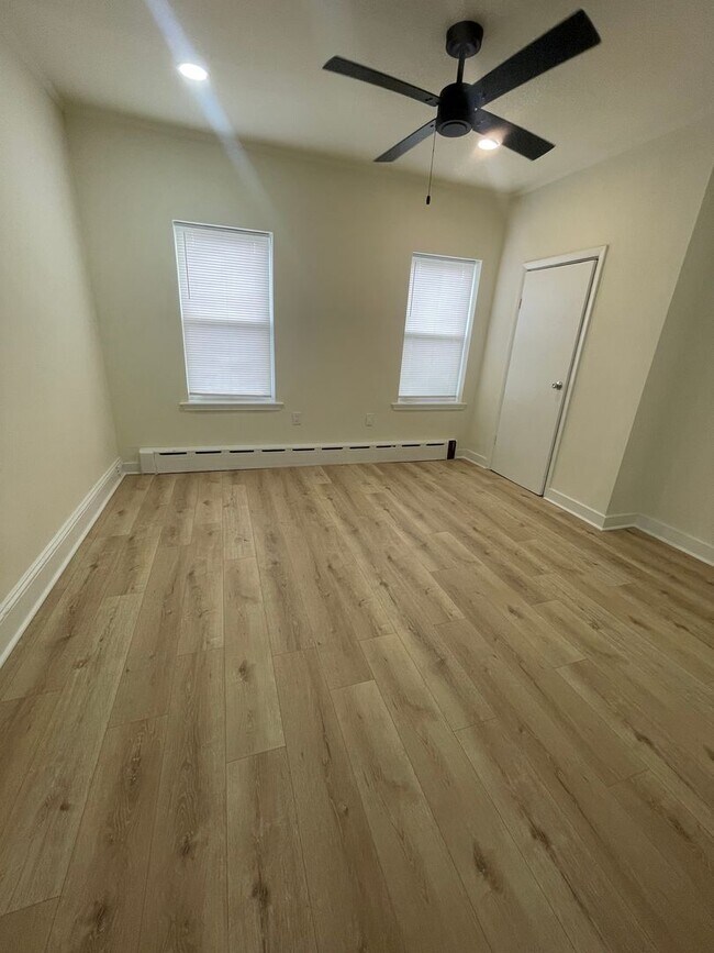 Building Photo - NEWLY UPDATED SPACIOUS 3-BEDROOM HOUSE IN ...