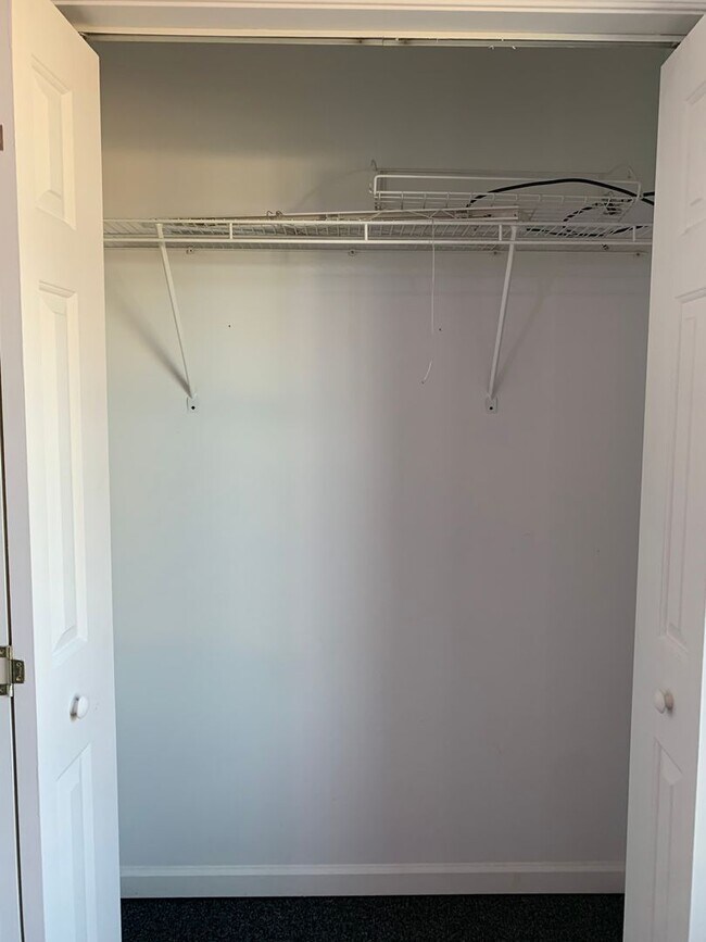 Building Photo - PERFECT COLLEGE RENTAL ONLY A HALF MILE FR...