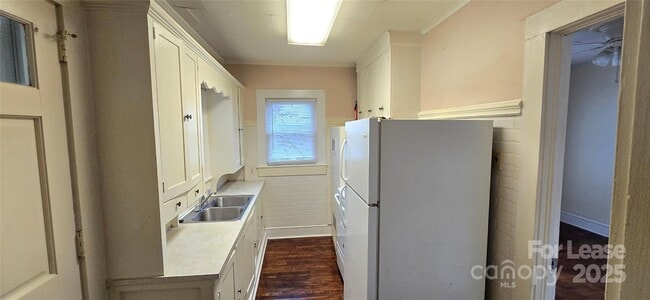 Building Photo - 206 Willow St SW