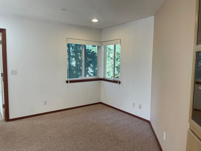 Building Photo - Gorgeous custom built home