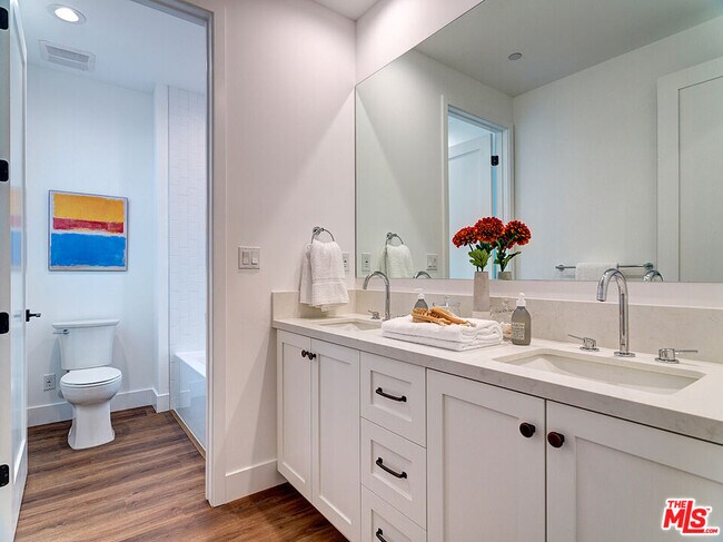 Building Photo - 1278 Meadowbrook Ave