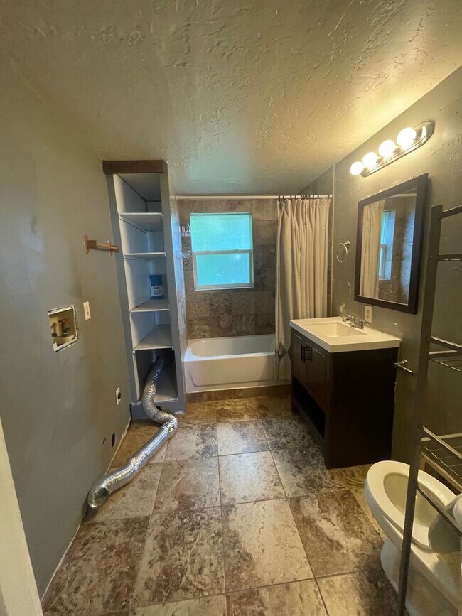 Building Photo - Swan Street Triplex