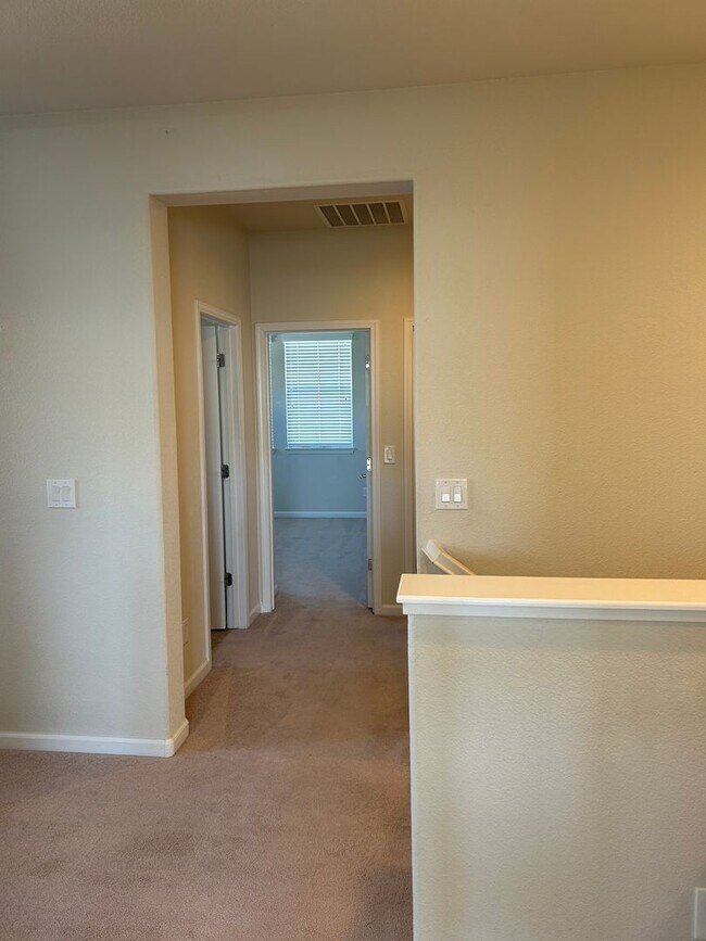 Building Photo - **READY FOR MOVE IN** Somersett Townhome