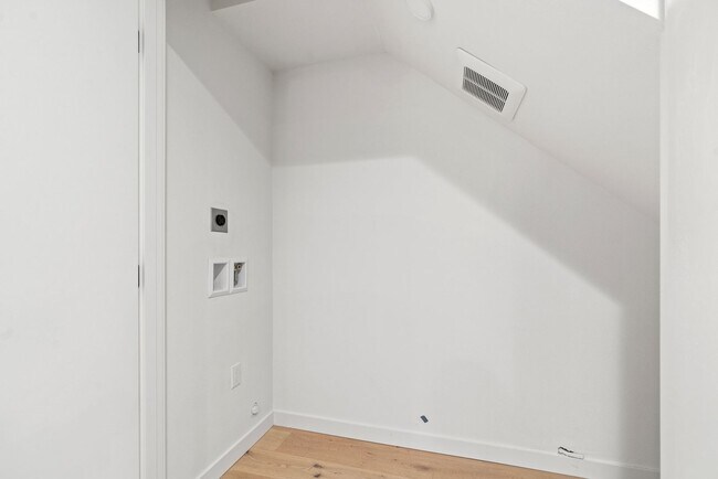 Building Photo - Like new 2 bedroom townhome in Georgetown